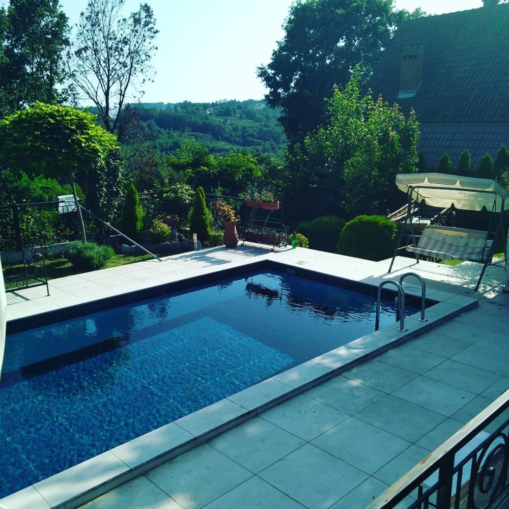 Njihove gajbe vrede bogatstvo: Evo u kakvom luksuzu se brčkaju naše poznate ličnosti! (FOTO/VIDEO)