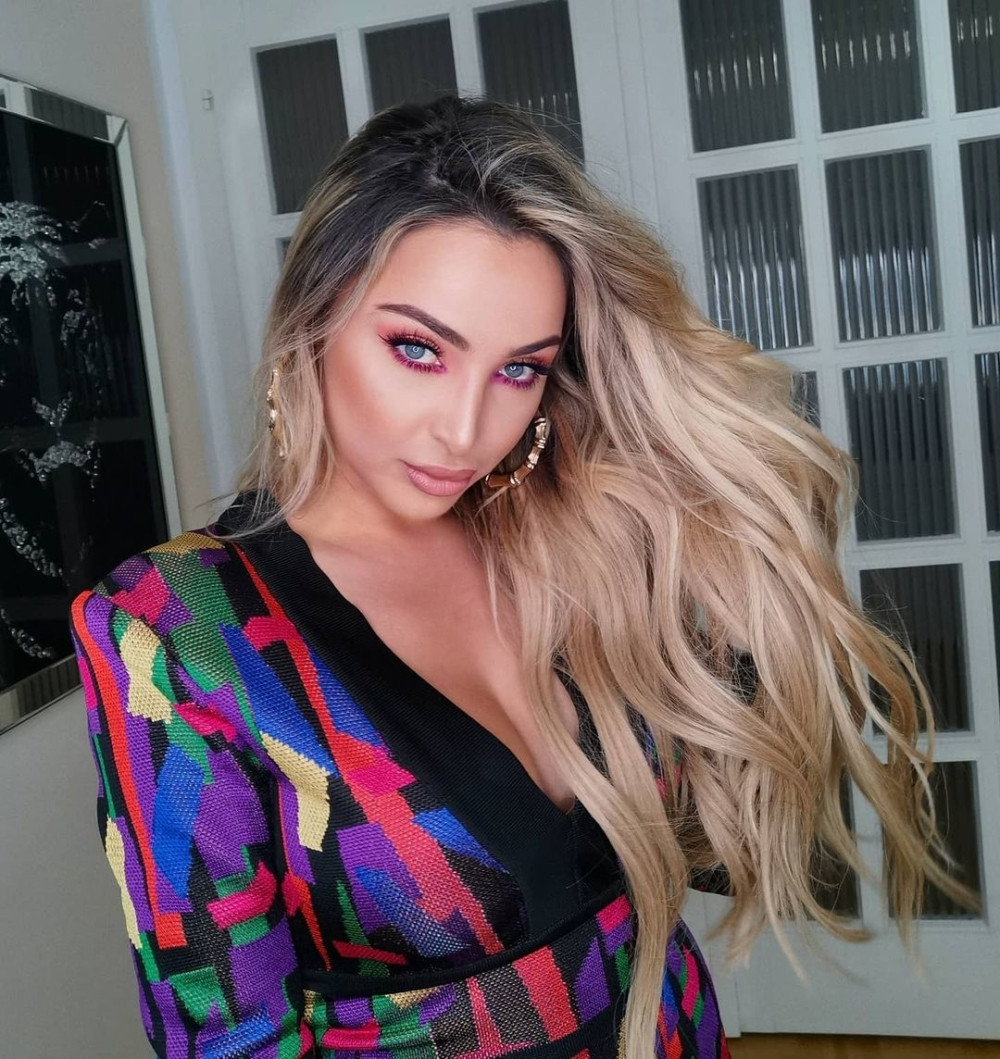 Sela ispred ogromne jelke, pokazala raskošan dom pa stajlingom i pitanjem zbunila sve (FOTO/VIDEO)