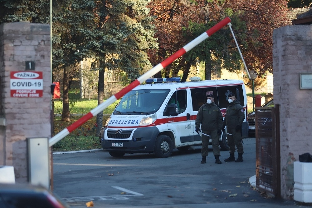Vojna policija pred rampom, evo šta se trenutno dešava u bolnici u kojoj leži patrijarh Irinej (VIDEO)