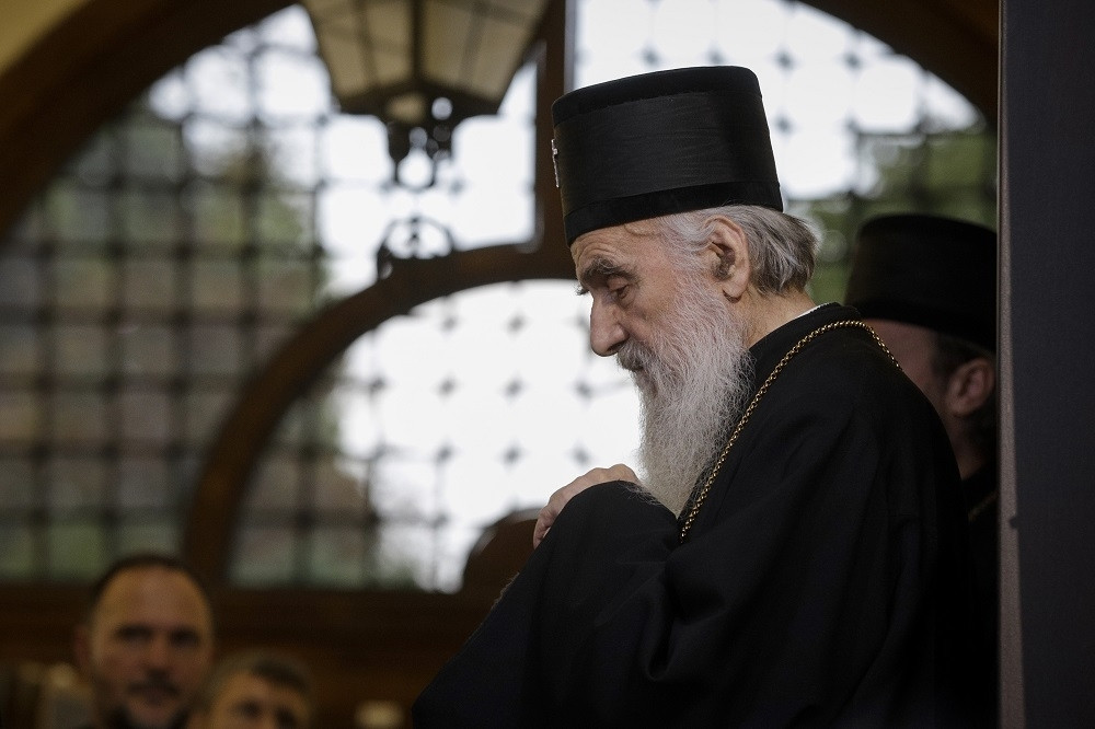 Nastavlja se brutalno razvlačenje mrtvog patrijarha (FOTO)