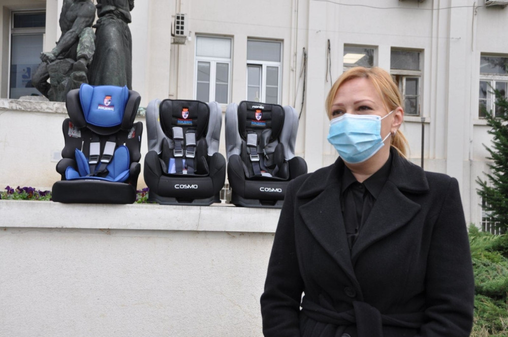 GO Voždovac poklanja auto sedišta voždovačkim bebama