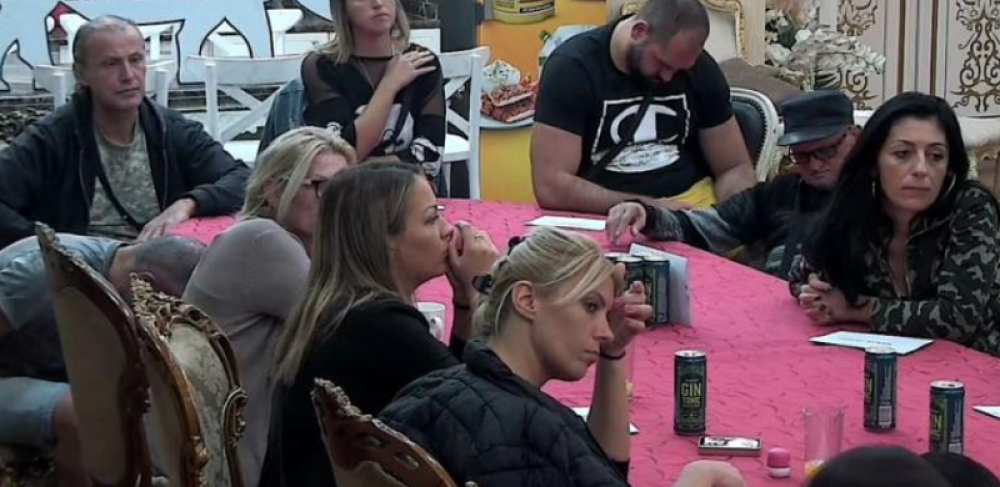 Čim je ušla u rijaliti uskočila ovom učesniku u krevet, on u šoku! (VIDEO)