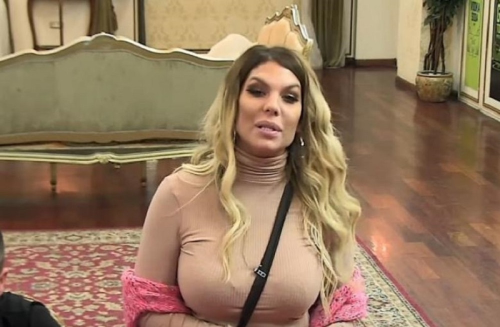 Nina Prlja završila u krevetu sa cimerom, pali vreli dodiri! (FOTO)