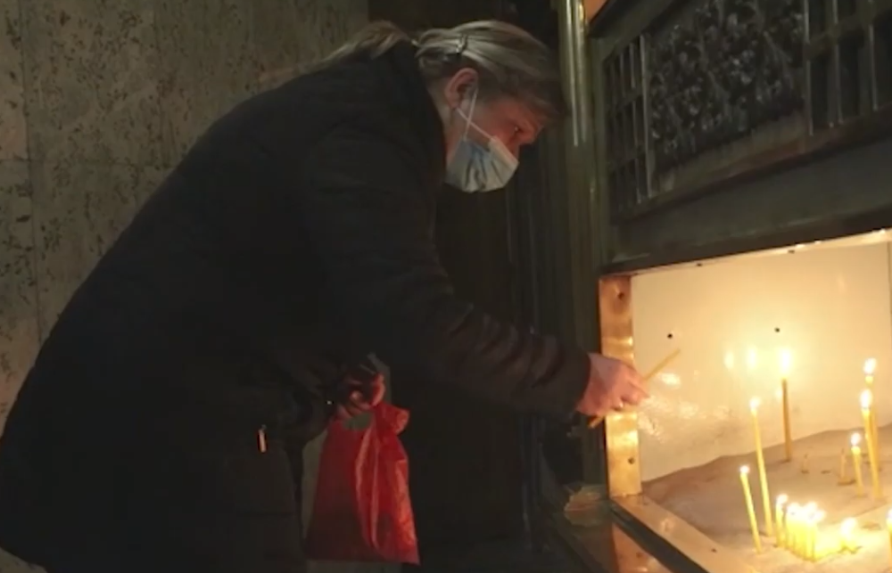 Građani pristižu u Sabornu crkvu, pale sveće i mole se za Irineja (VIDEO)
