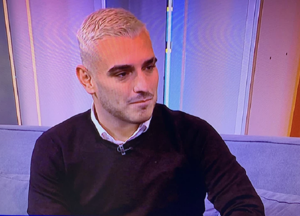 Darko Lazić ne štedi na ukrasima: Ovako je pevač okitio svoj luksuzni dom za predstojeće praznike! (VIDEO)