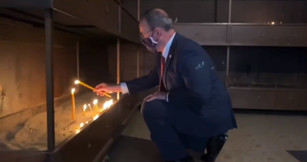 Entoni Godfri zapalio sveću Irineju (VIDEO)