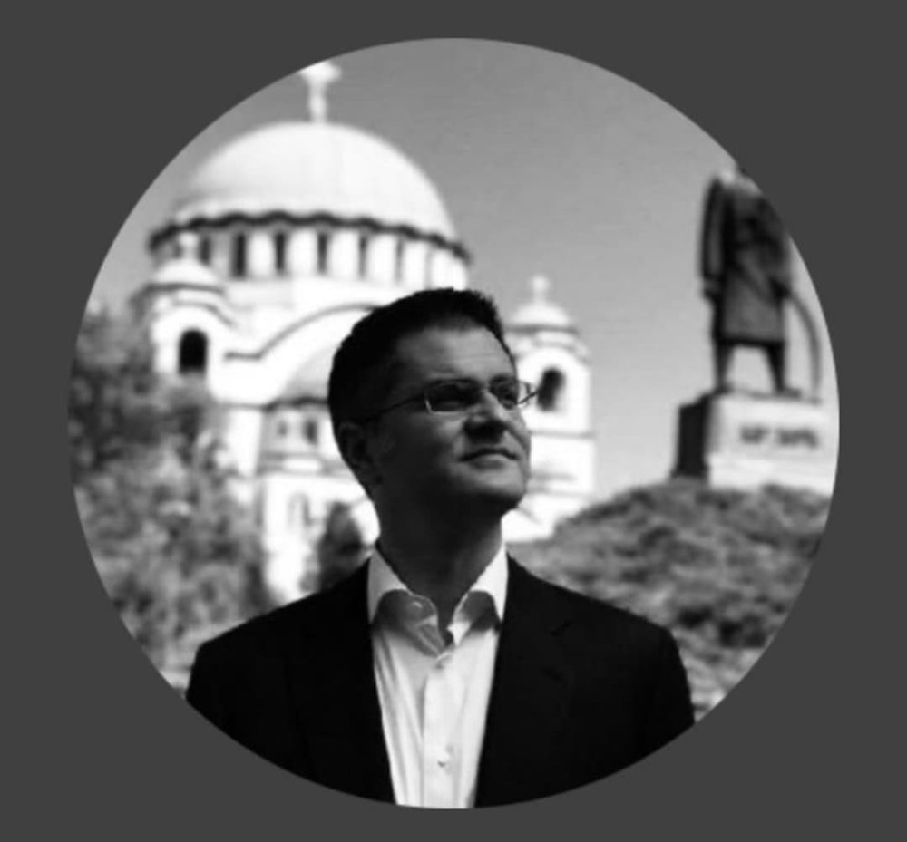 Povodom smrti patrijarha Irineja, Vuk Jeremić objavio svoju crno-belu fotografiju