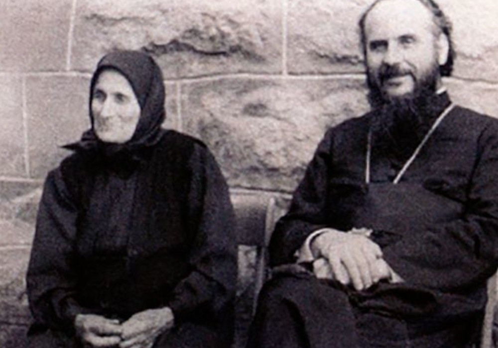 SPC objavila nikad viđenu fotografiju patrijarha Irineja sa majkom