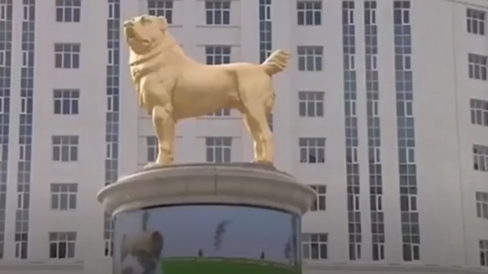 Predsednik ove zemlje omiljenom psu podigao "zlatni" spomenik (VIDEO)