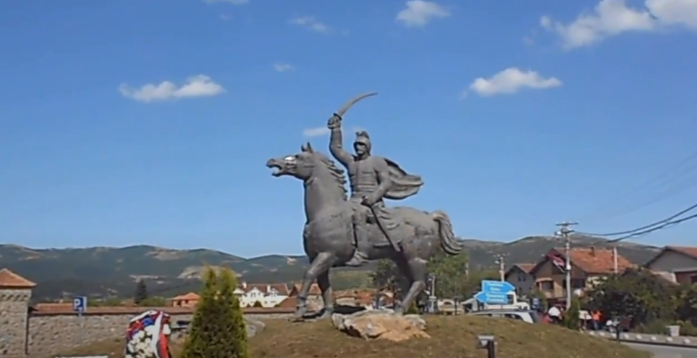 Pokušali da skinu zastavu, pa bacili molotovljev koktel na spomenik Miloša Obilića!