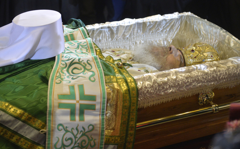 Otvoren sanduk sa zemnim ostacima patrijarha Irineja (FOTO)