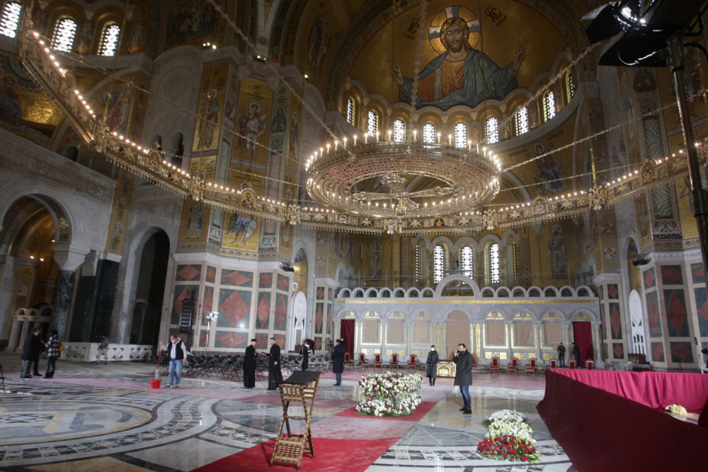 Sanduk će biti položen na postament koji je obložen cvećem