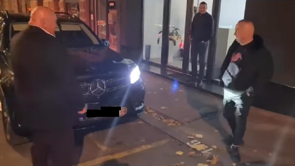 Rekao mu da dodirne ovo, pevač skočio metar u daljinu: Svi se smejali kao ludi (VIDEO)