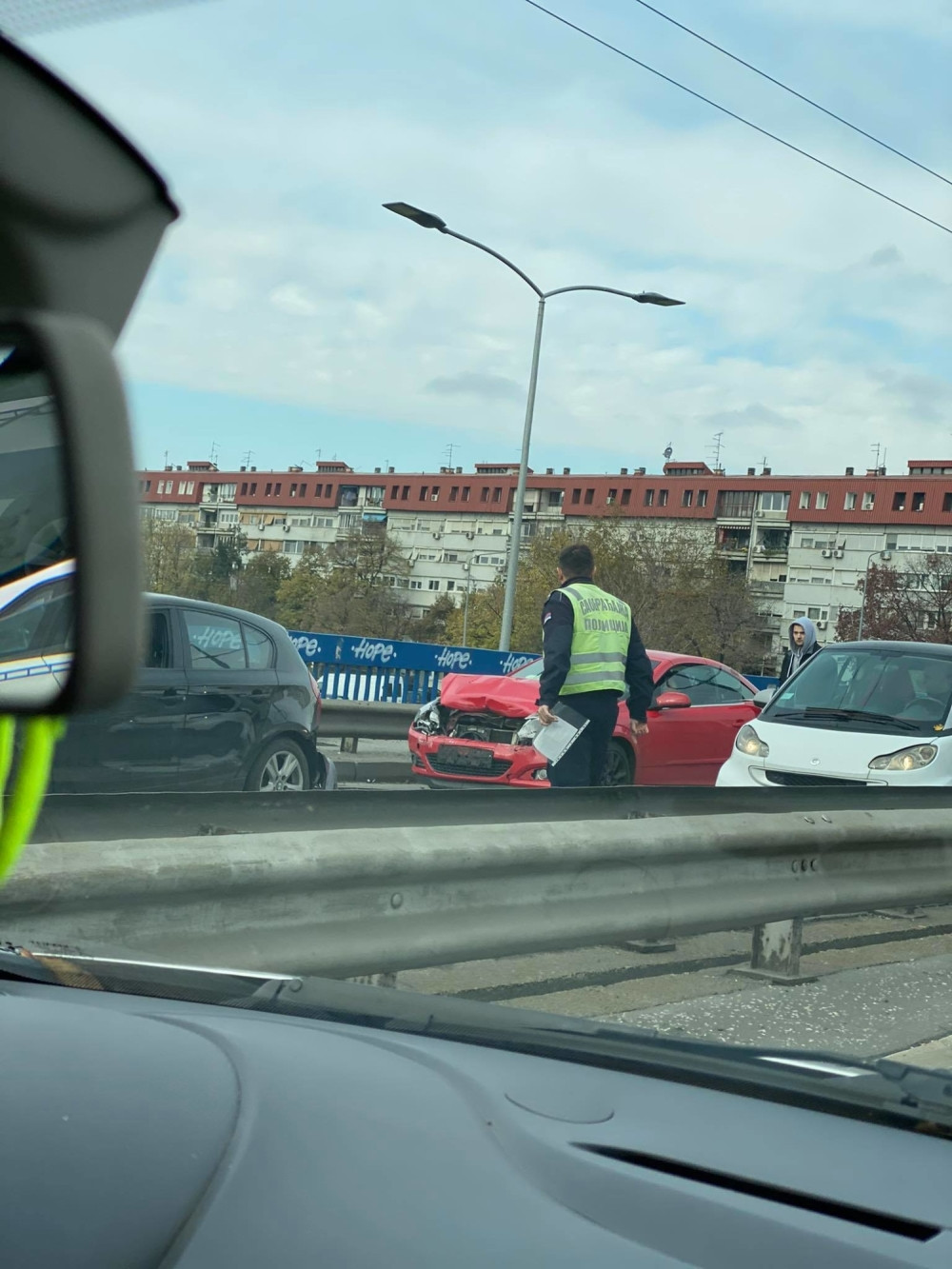 Dva automobila su se sudarila na plavom mostu