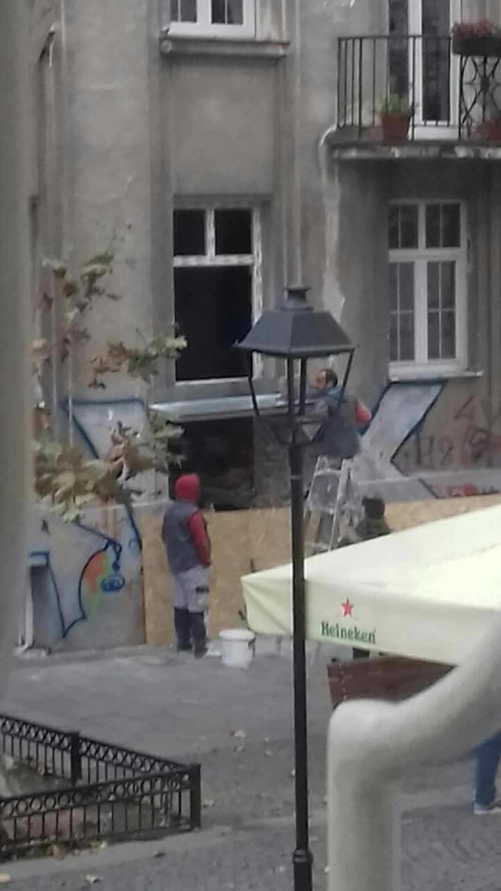 Na zgradi napravili ogromnu rupu, grade NELEGALNU kafanu