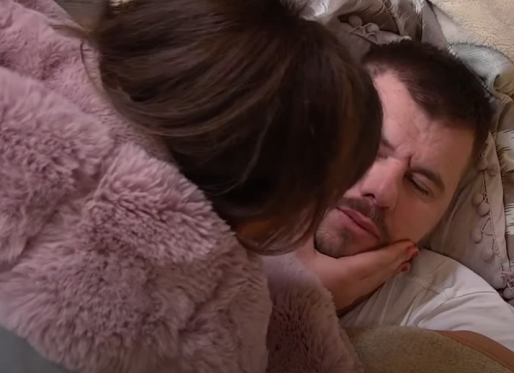 Htela da ga ljubi, on sklanjao glavu, nije mogao da je se otarasi (FOTO/VIDEO)