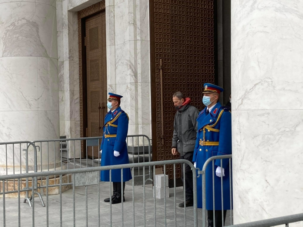 Ateisti preko autonomaša Dinka Gruhonjića napadaju Vojsku Srbije zbog ukazane počasti patrijarhu Irineju