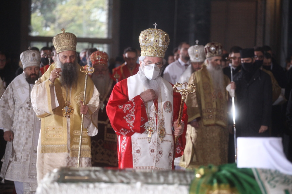 Sestra patrijarha Irineja jedva stajala na nogama, najbliži je pridržavali ispred Hrama
