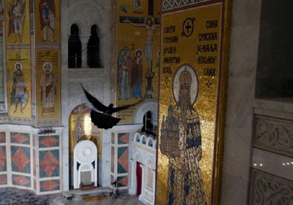 Episkop Atanasije i otac Mijajlo za "Alo!" o golubu koji je leteo iznad patrijarhovog kovčega