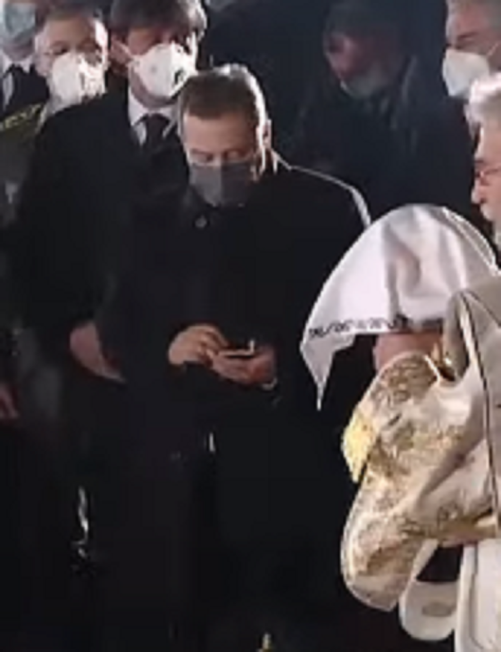Dačić se pojavio na sahrani patrijarha Irineja, pa dohvatio mobilni telefon, njegov sledeći potez zgranuo je sve prisutne u Hramu (FOTO)
