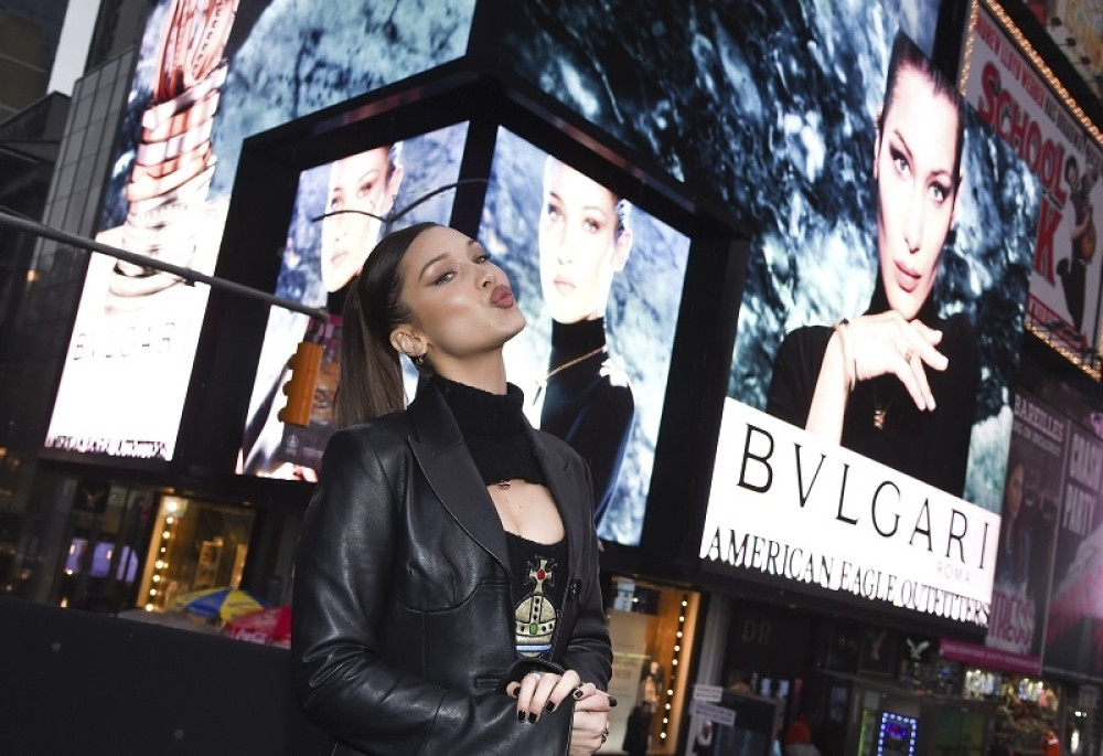 Uvek bira najskuplje komade garderobe, savršenu šminku i zbog nje sve staje: Sada najlepšu žena na svetu ne bi ste prepoznali! (FOTO/VIDEO)