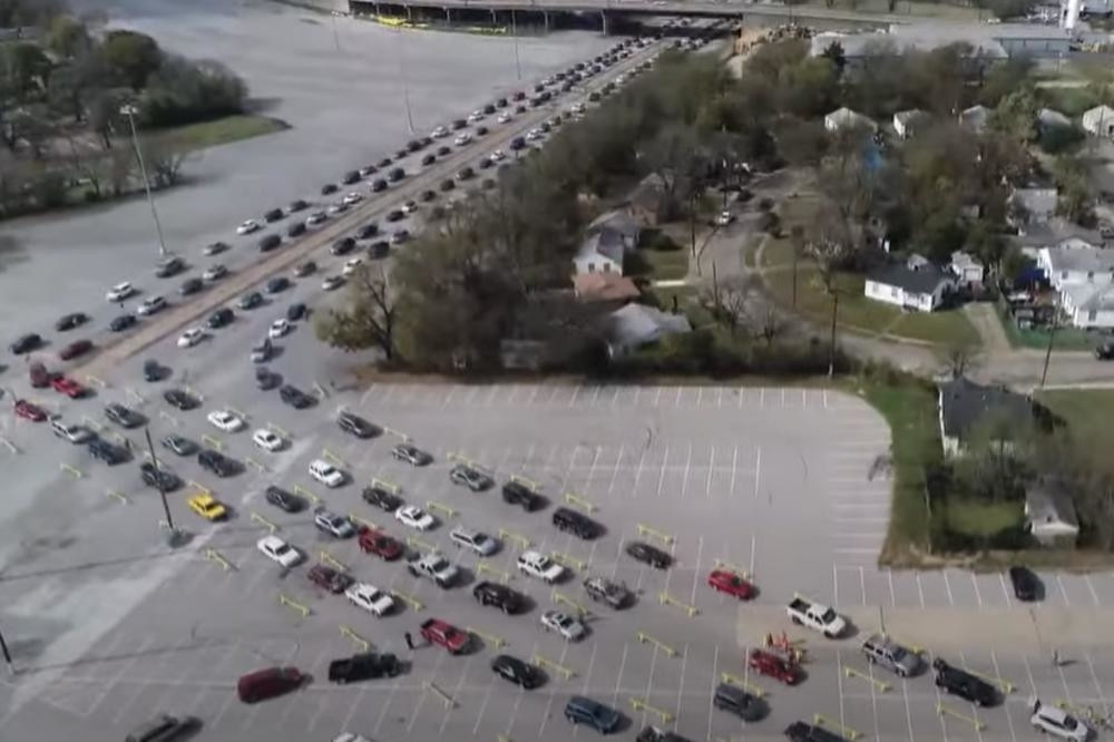 Hiljade ljudi u kilometarskim kolonama čekaju da dobiju pakete hrane! (VIDEO)