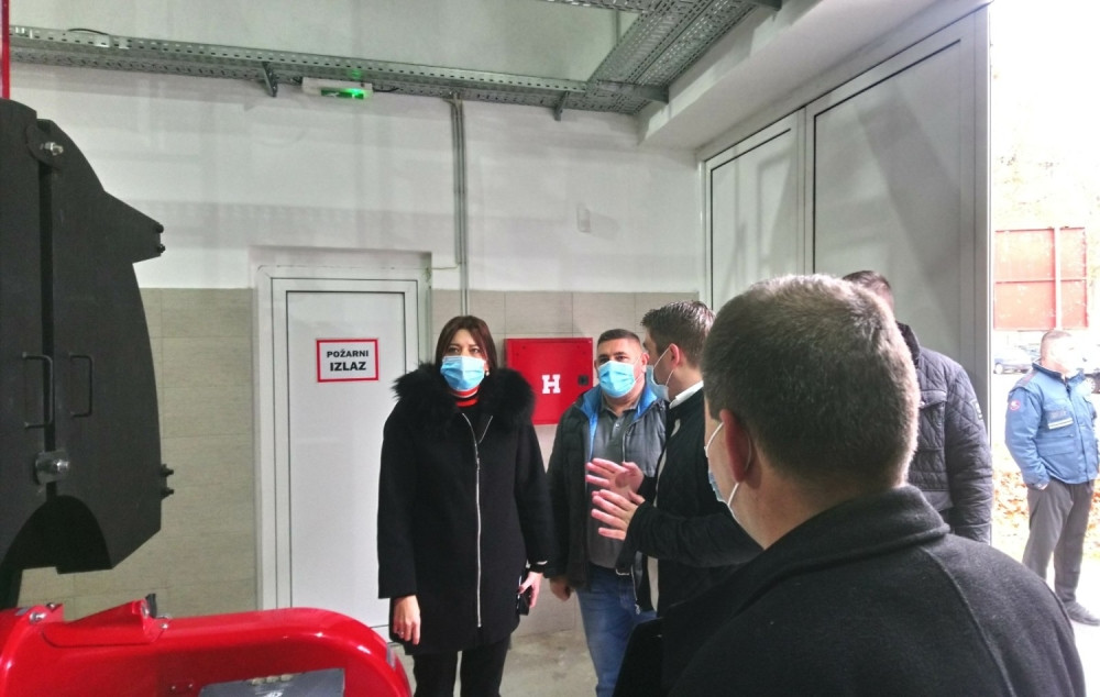 Irena Vujović u Rumi obišla nove gasne kotlarnice i učestvovala u akciji sadnje drveća