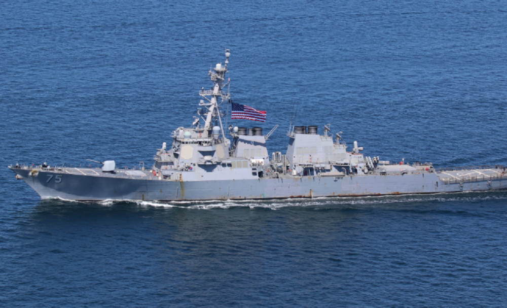Američki ratni razarač sa raketnim oružjem započeo put