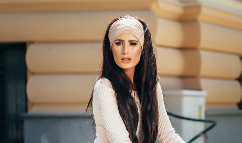 Pevačica sa ogromnim kandžama čuva bebu: Naišla na jezive osude! (FOTO/VIDEO)