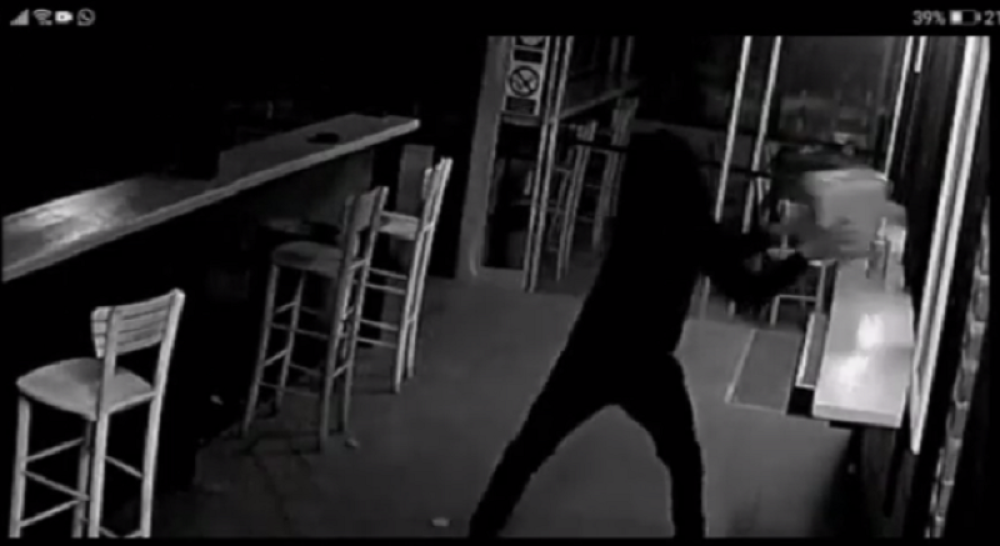 Pojavio se snimak na kojem mladić krade novac za lečenje deteta (VIDEO)