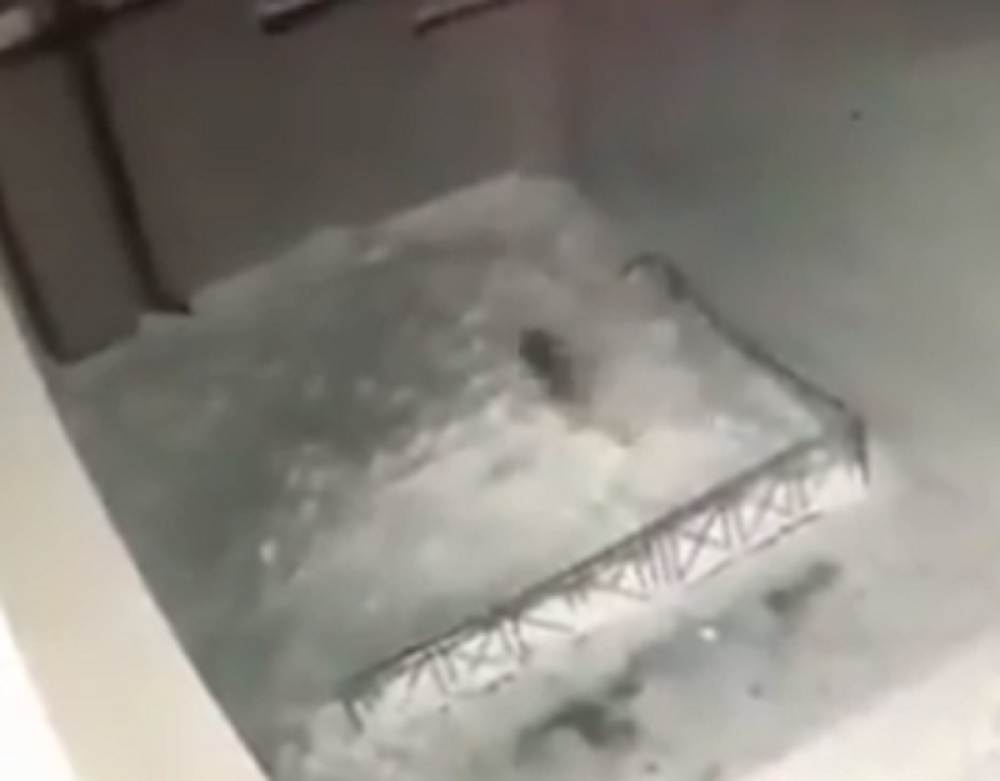 Devojčica (6) pala sa četvrtog sprata, ustala i odšetala se (VIDEO)