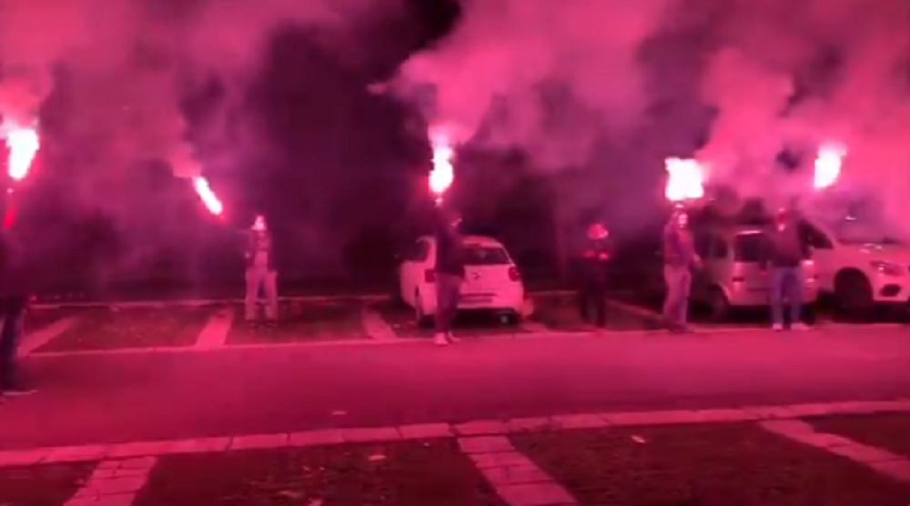 "Delije" bakljadom ispratile košarkaše na večiti derbi! (VIDEO)