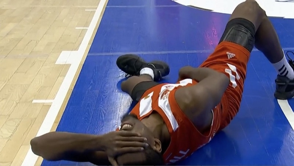 Zvezdin plej se "prosuo" po parketu, doživeo težu povredu?