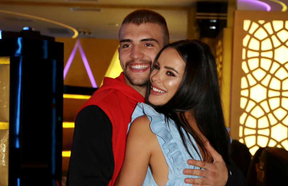 Veljko zapevao romantične stihove ove pesme samo za Bogdanu, orilo se iz automobila (VIDEO)