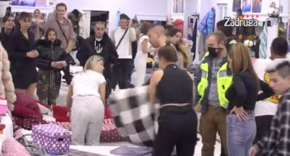 Nasrnule jedna na drugu, obezbeđenje ih jedva razdvojilo! (VIDEO)