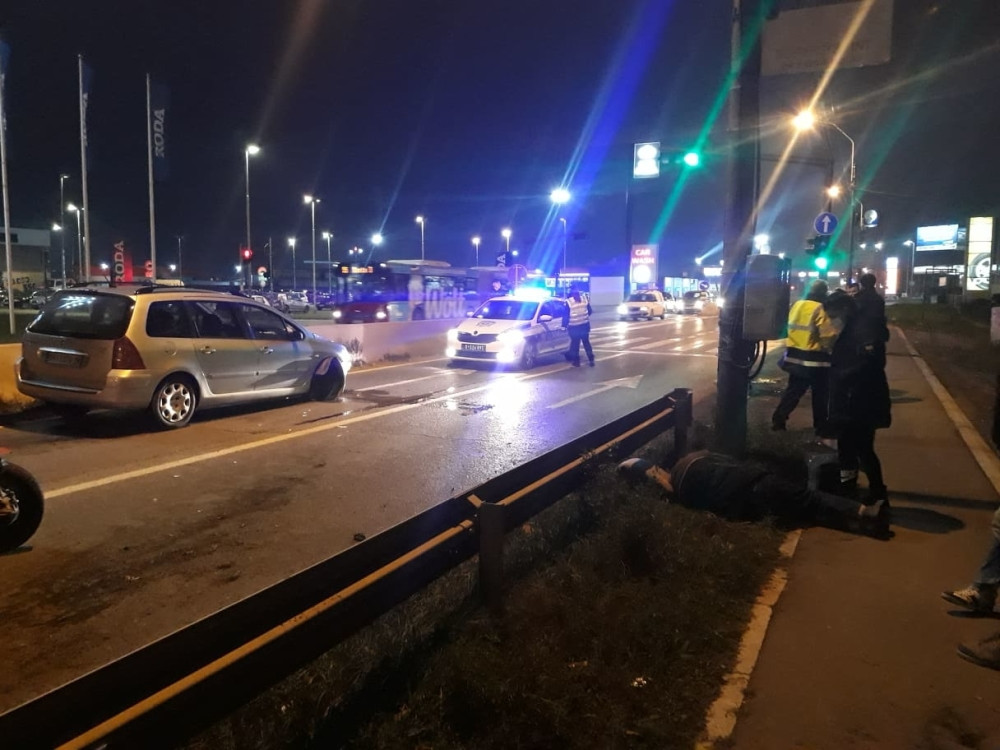 Automobil završio na krovu, vatrogasci sekli vozilo