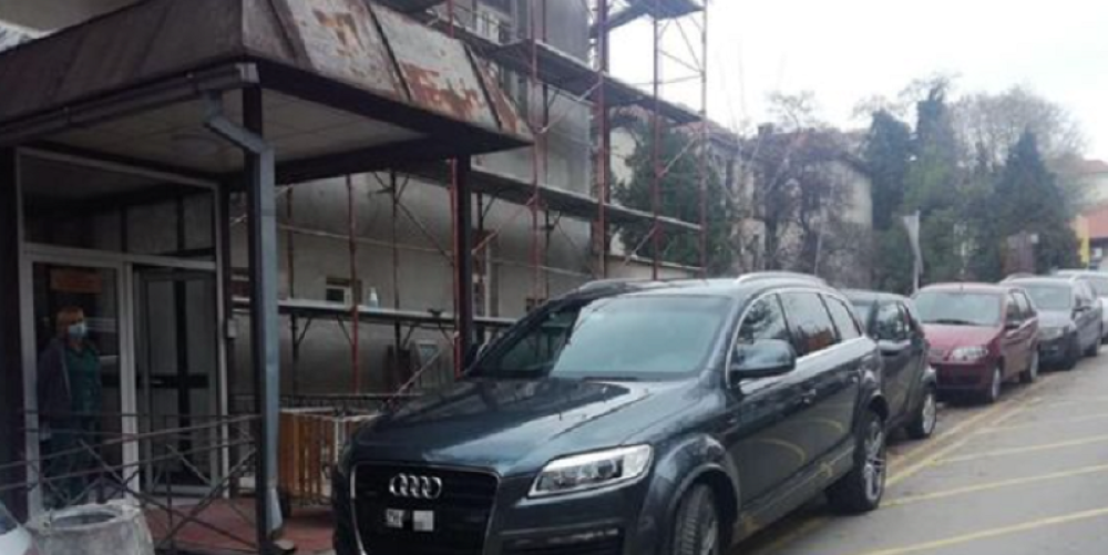 Bahati vozač blokirao ulaz u kliniku (FOTO)