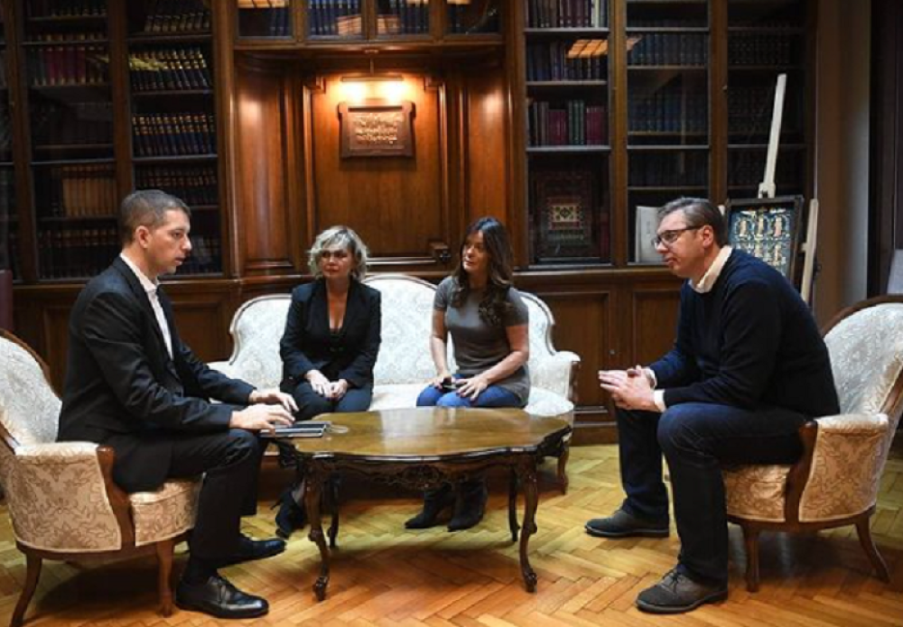 Predsednik Vučić na sastanku u prostoriji Predsedništva koju retko imamo priliku da vidimo, dve dame kraj njega, a povod je OPROŠTAJ