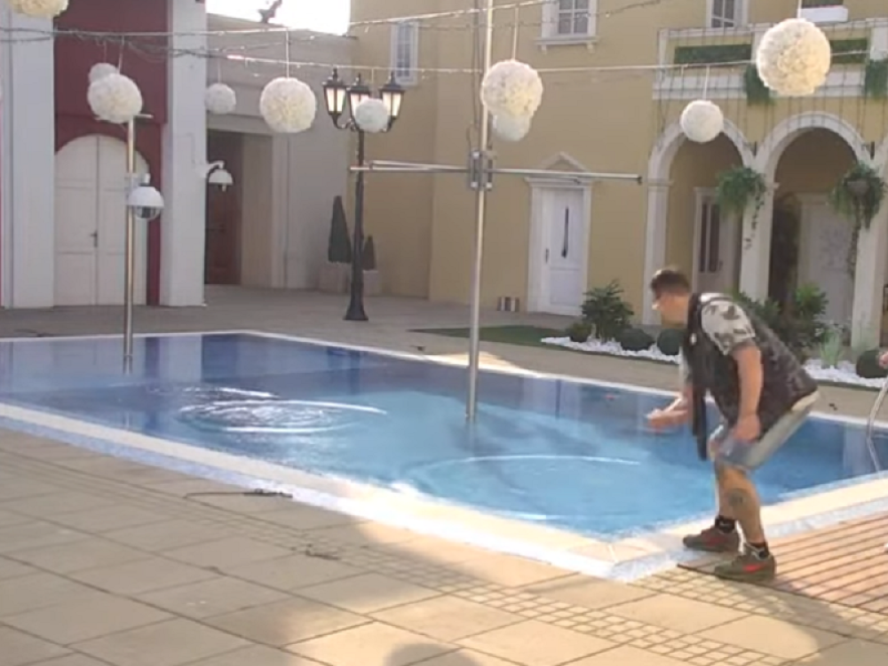 Kristijan istrčao napolje, pobacao sve u bazen, niko ne sme da mu priđe (FOTO/VIDEO)