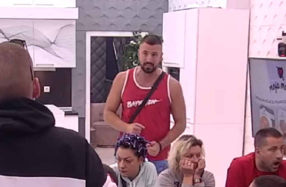 Tomović otkrio jezive detalje o svojim cimerima, neki se kupaju samo jednom u nedelju dana! (FOTO/VIDEO)