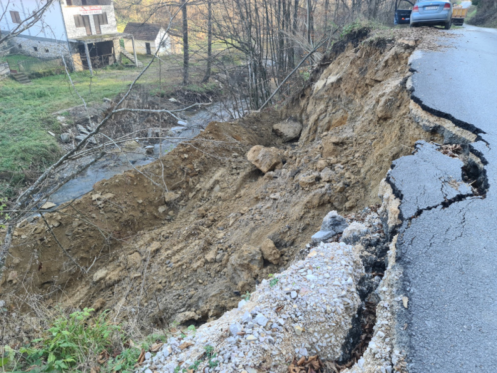 Saobraćaj potpuno obustavljen