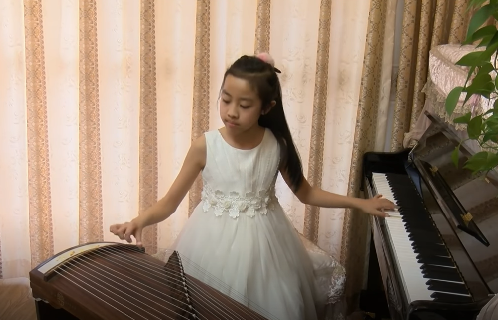 Devojčica (11) bez muke svira dva instrumenta - istovremeno (VIDEO)