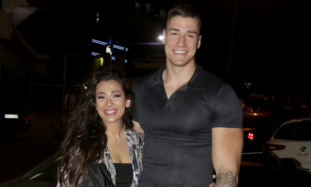 Nikola ulazi u "Zadrugu", posle raskida sa Sanjom Uragankom, a sada mu trans*ksualna pevačica Elektra sedi u krilu i mazi ga! (FOTO/VIDEO)