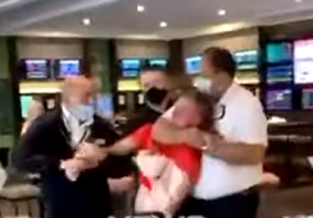 Tinejdžer brutalno pretučen jer nije nosio masku!