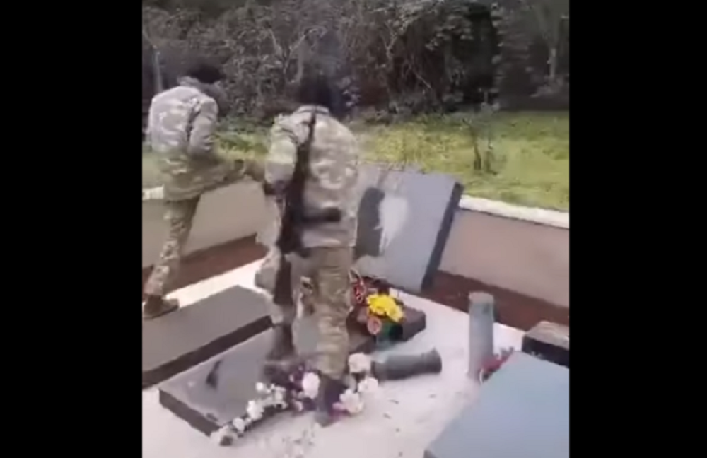 Azeri divljački uništavaju pravoslavna jermenska groblja i još su sve postavili na društvene mreže (VIDEO)