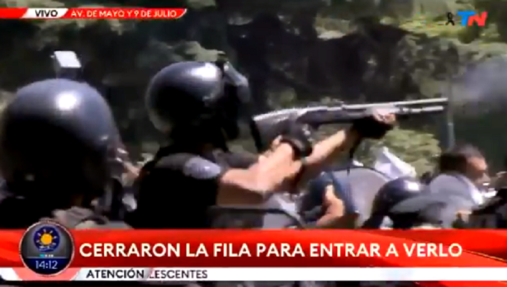 Frka u Argentini! Policija pucala na Maradonine fanove! (VIDEO)