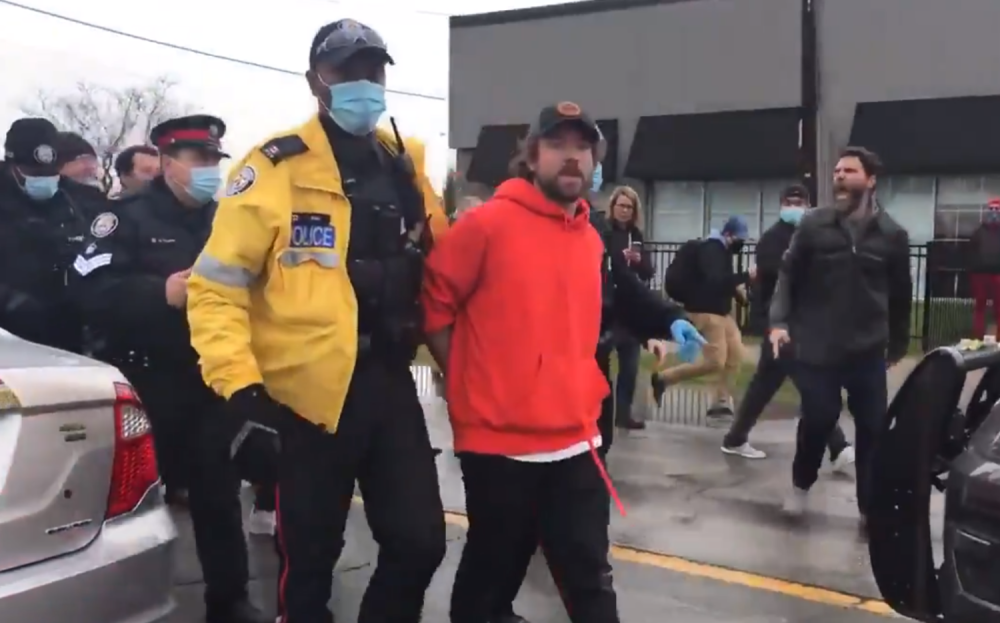 Vlasnik restorana odbio da se povinuje merama, hapsila ga gomila policajaca! (VIDEO)