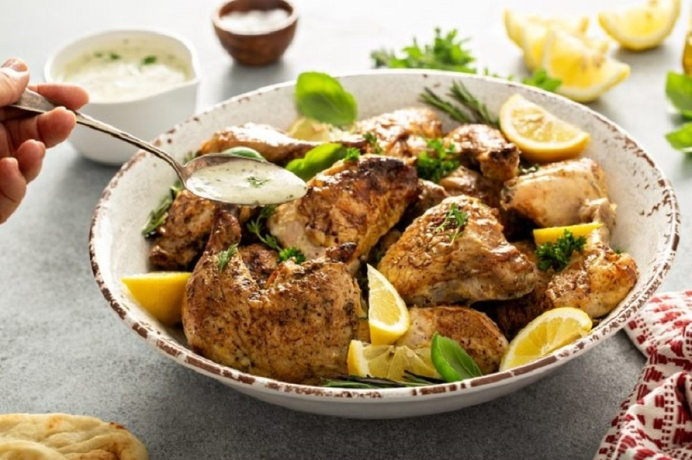 Pečena piletina, sa limunom i belim lukom, odlična formula za slast