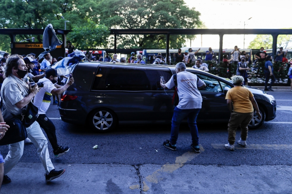 Automobil sa kovčegom nije mogao da prođe od navijača! (VIDEO/FOTO)