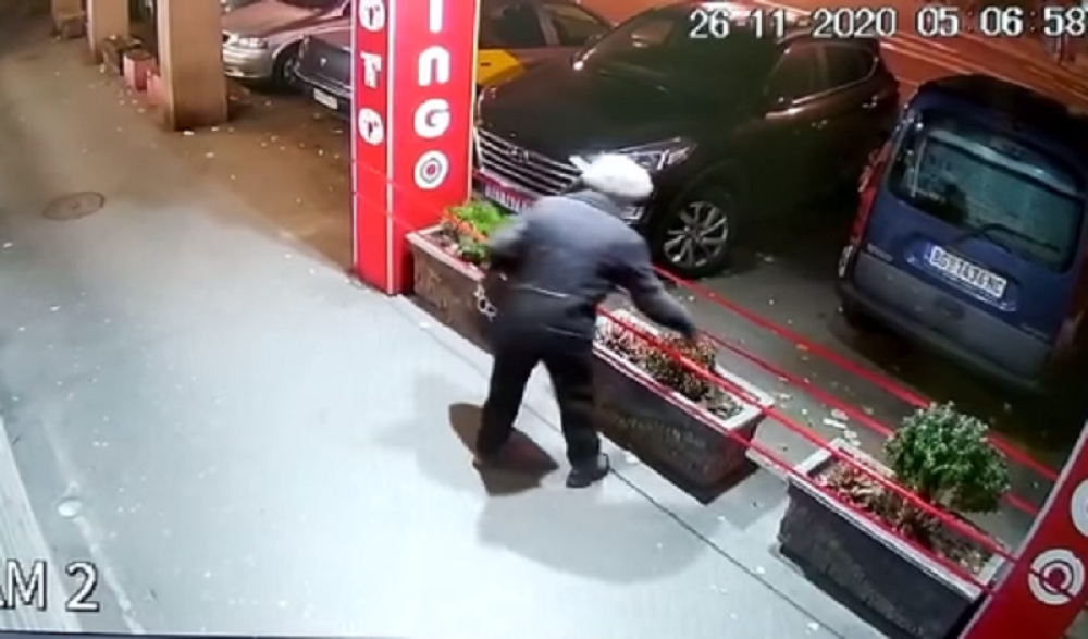 Misteriozna baka prišla žardinjeri i počela da čupa cveće, napunila torbu i mirno odšetala - sve snimile nadzorne kamere (VIDEO)